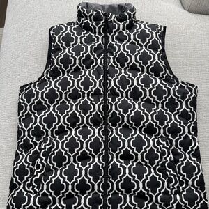 LANDS END Women’s Black & White Geometric Print Puffer Vest. Size Large